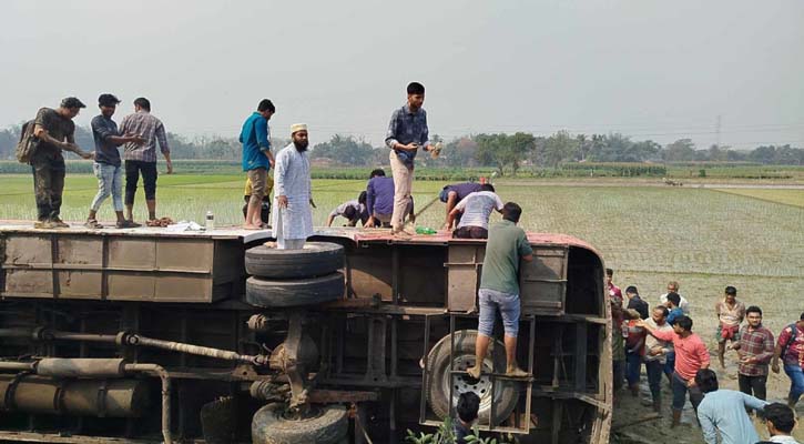 ইবির বাস উল্টে ধানক্ষেতে, আহত ২৫